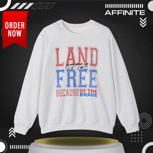 Sweatshirt Land of the Free Sweatshirt – Patriotic USA Crewneck by Gildan Ash