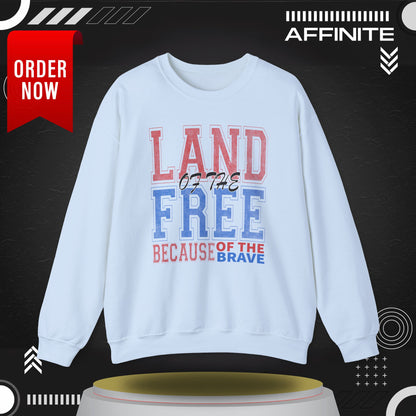 Sweatshirt Land of the Free Sweatshirt – Patriotic USA Crewneck by Gildan Light Blue