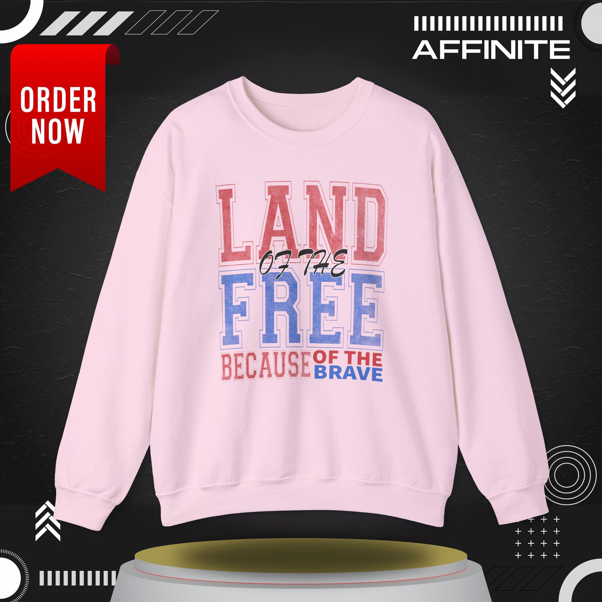 Sweatshirt Land of the Free Sweatshirt – Patriotic USA Crewneck by Gildan Light Pink