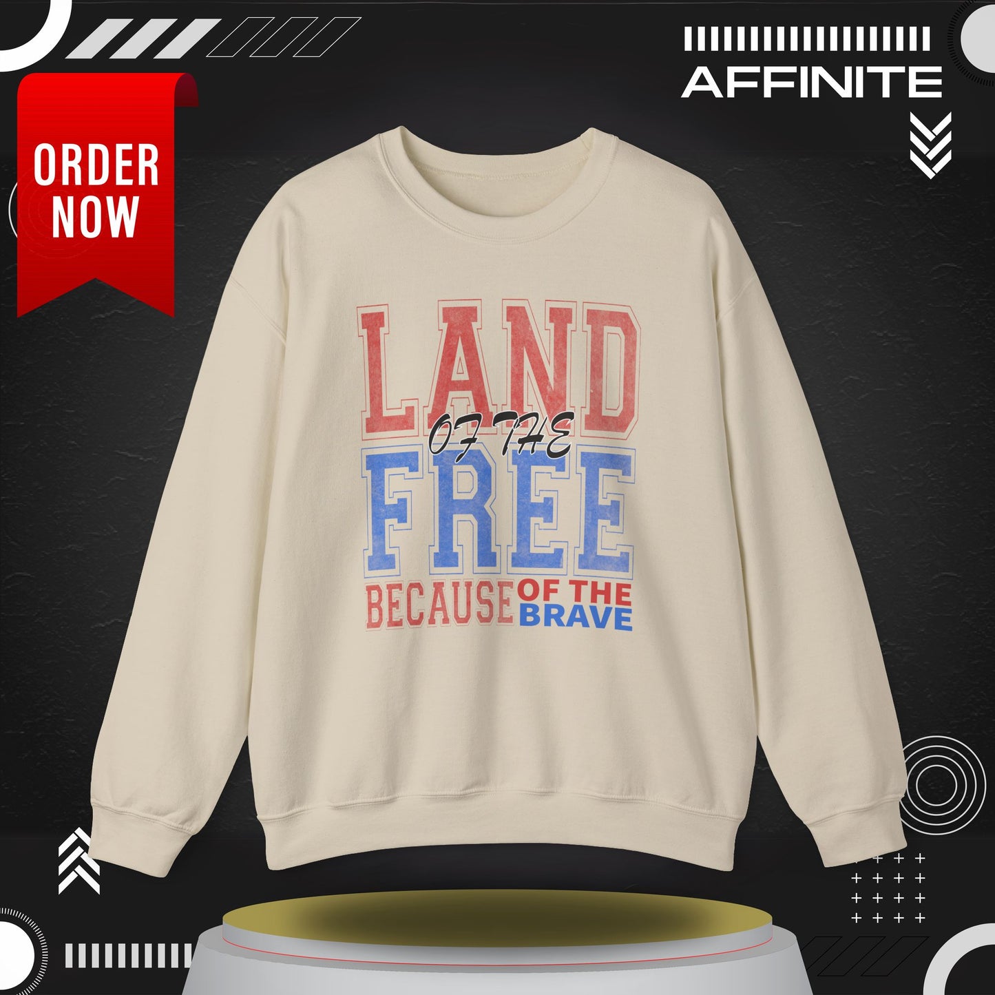 Sweatshirt Land of the Free Sweatshirt – Patriotic USA Crewneck by Gildan Sand